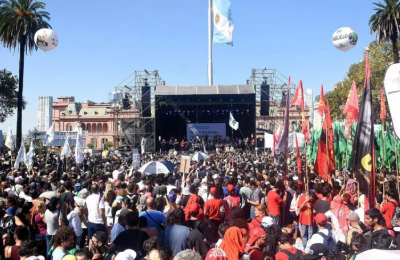 Una multitud colmó la Plaza de Mayo en el acto por el Día de la Memoria