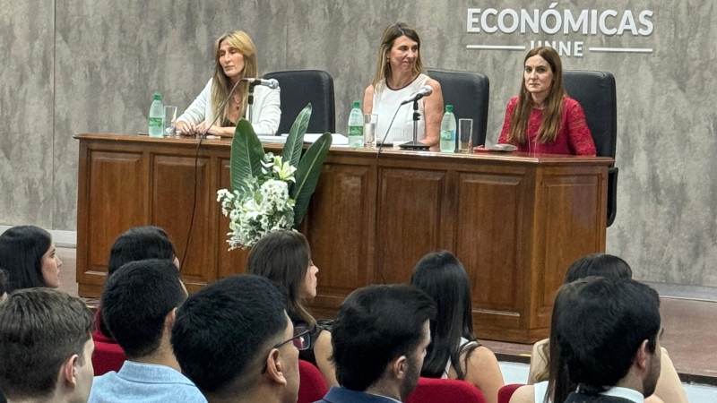 Ciencias Económicas realizó la última entrega de títulos en papel