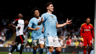 Julián Álvarez selló la goleada del Manchester City, que volvió a la cima y le trasladó la presión al Arsenal