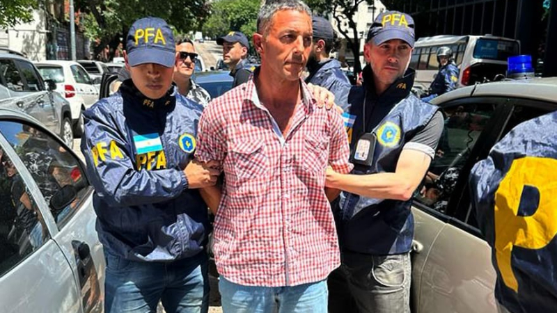 Condenaron a tres años y medio de prisión al hombre que le tiró un botellazo a Milei el día de su asunción