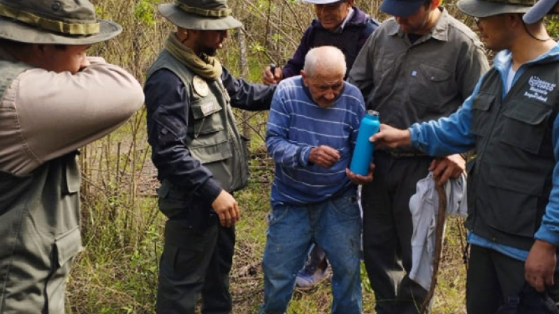 Estuvo extraviado en el campo, durmió a la intemperie y lo rescataron sin un rasguño