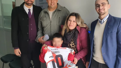 Un niño se enteró de que su papá del corazón lo adoptó por una camiseta de River