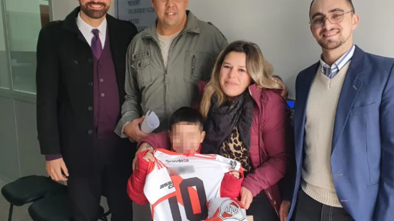 Un niño se enteró de que su papá del corazón lo adoptó por una camiseta de River