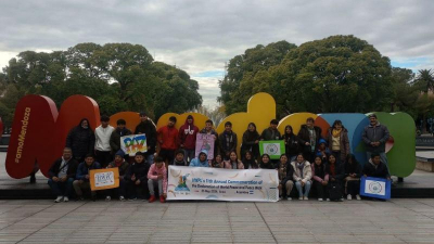 Jóvenes voluntarios marcharon por la paz