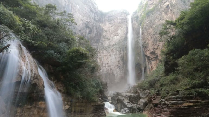 Turista descubre que la cascada más alta de China es un fraude: la alimentan con tuberías