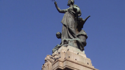 Se subió desnudo al Monumento a los Dos Congresos en medio de la represión