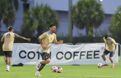 La Selección sale a la cancha con su capitán Leo Messi