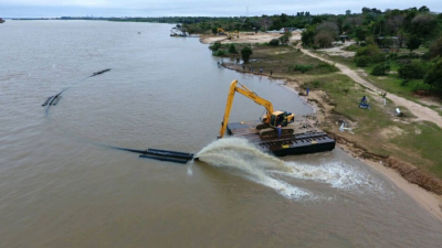 Continúan los trabajos de dragado en la zona del muelle de YPF