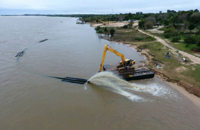 Continúan los trabajos de dragado en la zona del muelle de YPF
