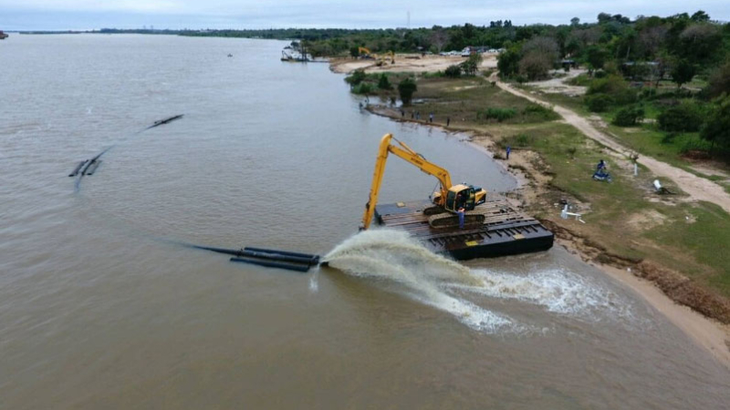 Continúan los trabajos de dragado en la zona del muelle de YPF