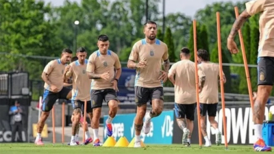 Scaloni juega a las escondidas y mantiene dudas en cada línea
