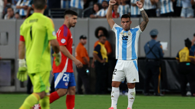 Argentina, con la chapa de campeón, le ganó agónicamente a Chile y clasificó a Cuartos