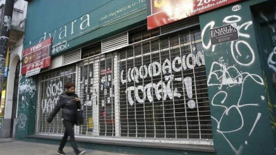 La actividad económica volvió a caer en abril y acumula seis meses de baja