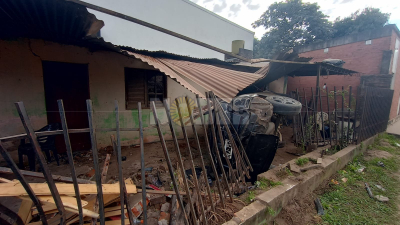 Conductor perdió el control y se incrustó en el frente de una vivienda