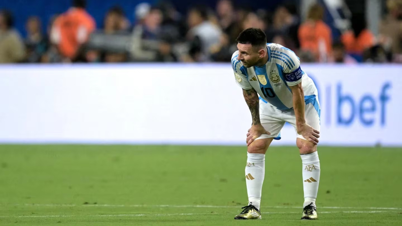 Messi sufrió una lesión ligamentaria en el tobillo derecho