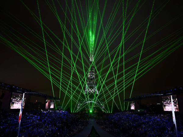 El espectáculo de láser en la Torre Eiffel durante la Ceremonia de Apertura de los Juegos Olímpicos de París 2024, en París, Francia. Foto: EFE/EPA/Joel Marklund.