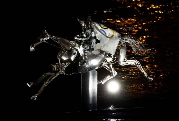 Un caballo robótico en el río Sena durante la ceremonia de apertura. Foto: REUTERS/Piroschka Van De Wouw.
