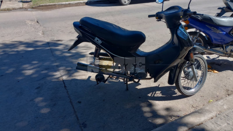 Insólito: le robaron una rueda de su moto mientras sacaba plata del cajero