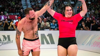 El combate intergénero que desató la polémica en Las Vegas