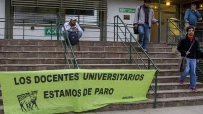 Docentes universitarios realizan un nuevo paro