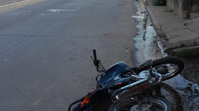 Un motociclista falleció tras colisionar con un poste de alumbrado público