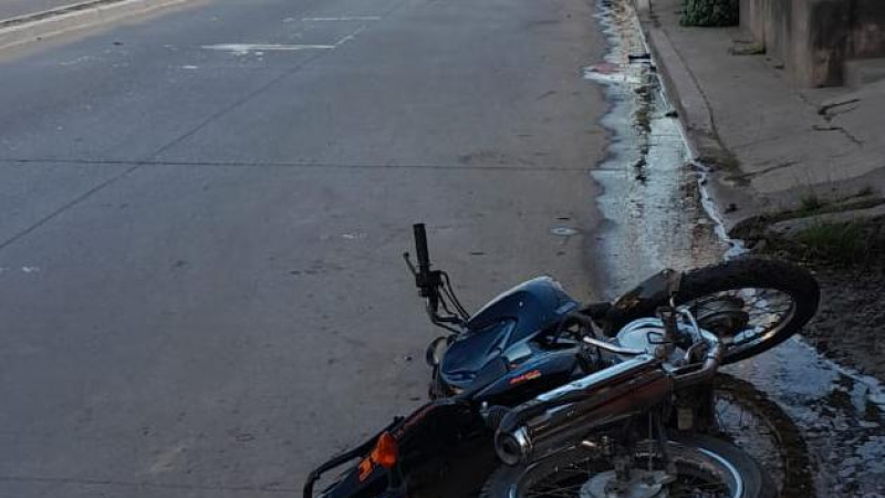 Un motociclista falleció tras colisionar con un poste de alumbrado público