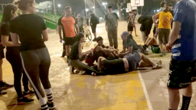 Un tablero de básquet se desplomó sobre dos chicos
