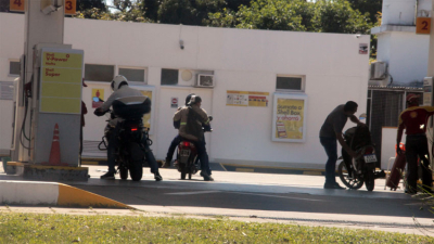Pese a los controles, la mitad de los motociclistas que cargan nafta no usa casco