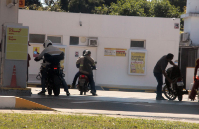 Pese a los controles, la mitad de los motociclistas que cargan nafta no usa casco