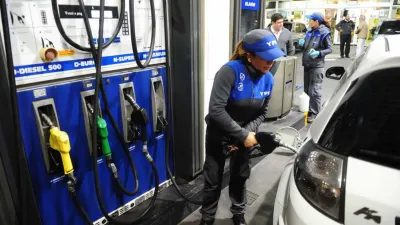 El combustible baja un 3% en la Argentina por la caída internacional del petróleo