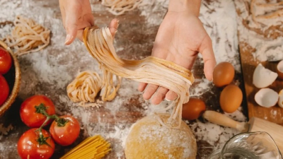 El sencillo truco que usan los chefs para que no se pegue la pasta al cocinarla