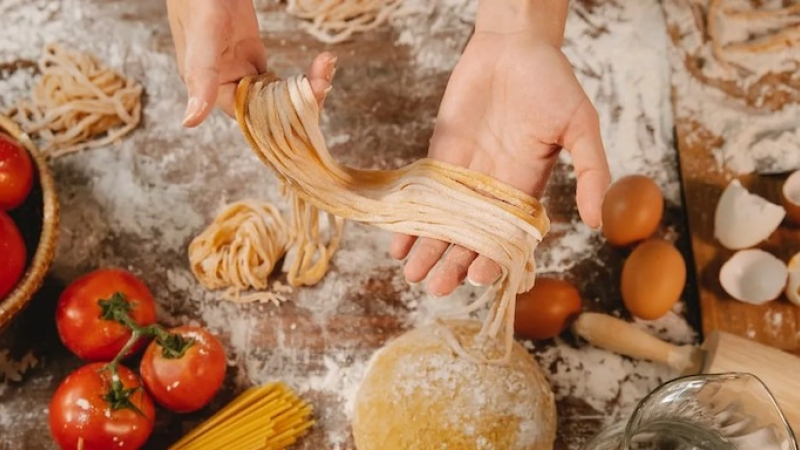 El sencillo truco que usan los chefs para que no se pegue la pasta al cocinarla