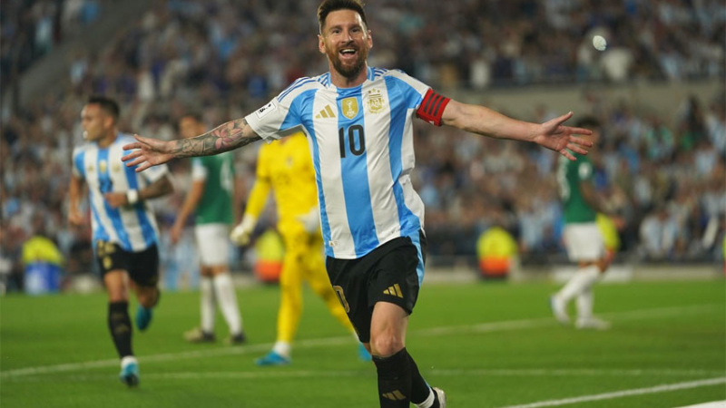 Con triplete de Messi, Argentina goleó a Bolivia y se mantiene como único líder