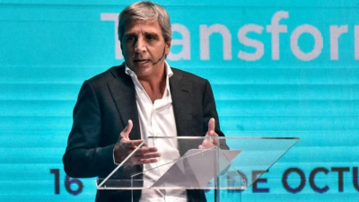 Caputo pidió que la gente "saque sus dólares y empiece a usarlos"