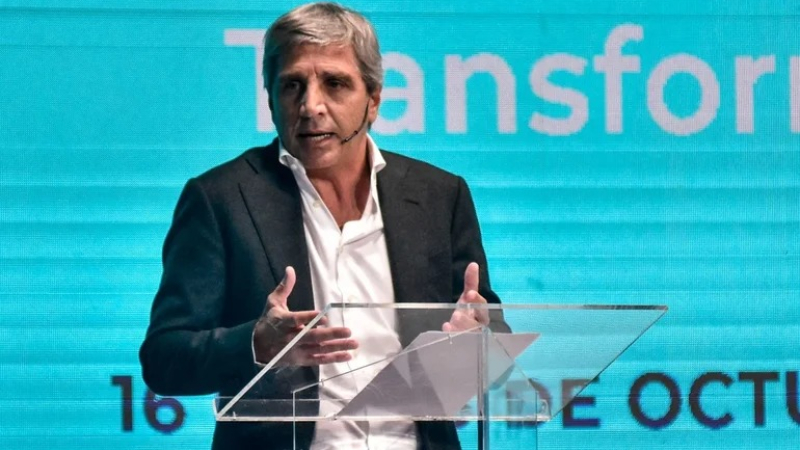 Caputo pidió que la gente "saque sus dólares y empiece a usarlos"