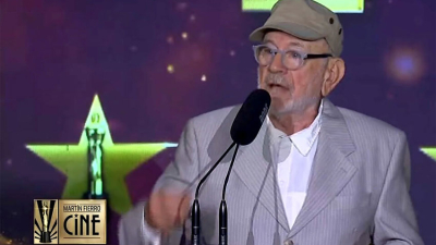 Norman Briski fue ovacionado por su discurso contra el Gobierno