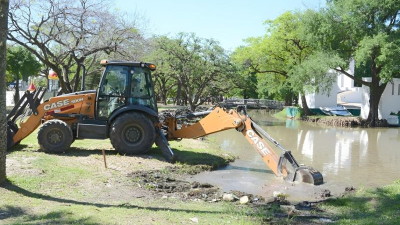 Trabajos de limpieza y profundización en la laguna del parque 2 de Febrero
