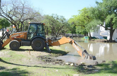 Trabajos de limpieza y profundización en la laguna del parque 2 de Febrero