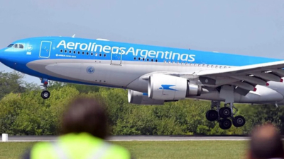 Cruce entre Aerolíneas y los gremios por la suspensión de la paritaria