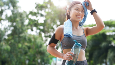Cuánta agua se debe tomar al hacer ejercicio y cuáles son los riesgos de consumirla en exceso