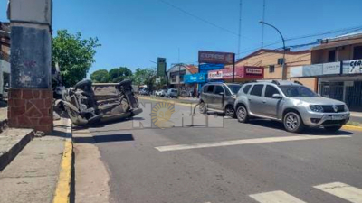 Espectacular choque en cadena y vuelco sobre avenida 9 de Julio