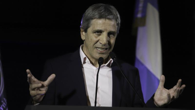 Caputo anunció que en octubre se mantuvo el superávit financiero