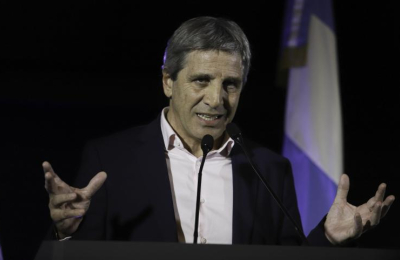 Caputo anunció que en octubre se mantuvo el superávit financiero