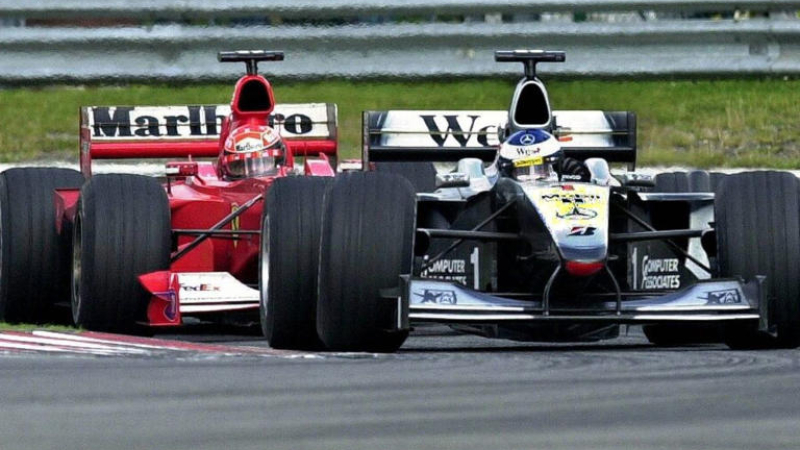 Fue dos veces campeón de la Fórmula 1, se retiró siendo el gran rival de Schumacher y Hamilton le ganó el puesto