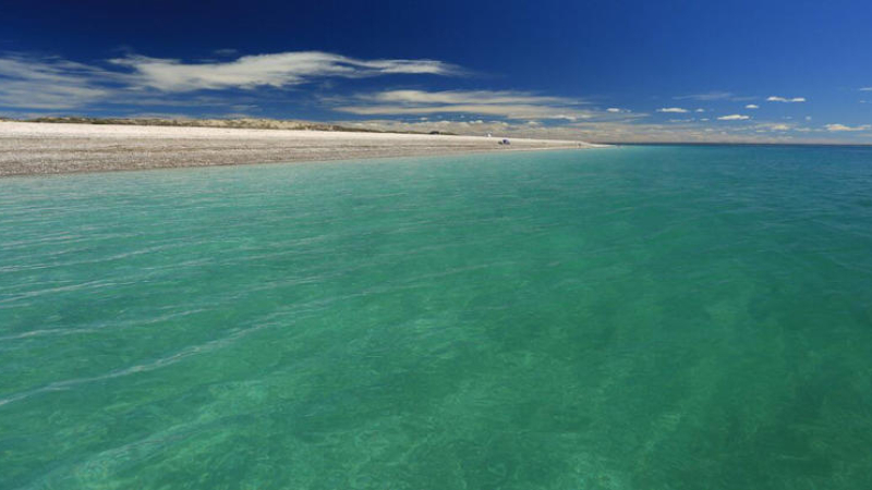 Las playas ocultas de Argentina con aguas cálidas y cristalinas para disfrutar sin gastar en exceso