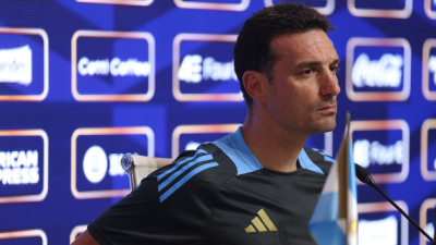 Scaloni evitó confirmar el equipo que enfrentará a Perú y dirige la última práctica antes del partido