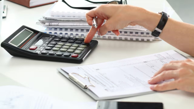 La carga impositiva bajó en los últimos años, pero sigue por encima de 50%