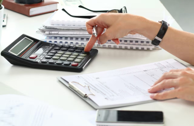La carga impositiva bajó en los últimos años, pero sigue por encima de 50%