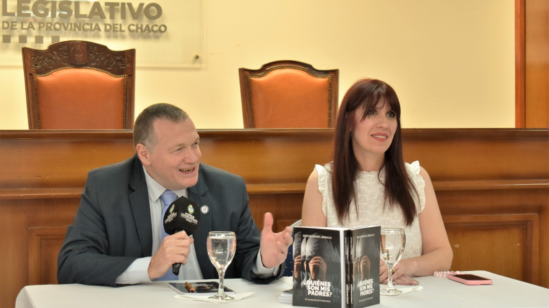 Presentan libro sobre informarles a los hijos cuando son adoptados