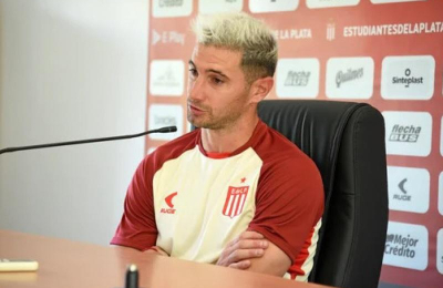 Lucas Alario ya se probó la ropa de Estudiantes